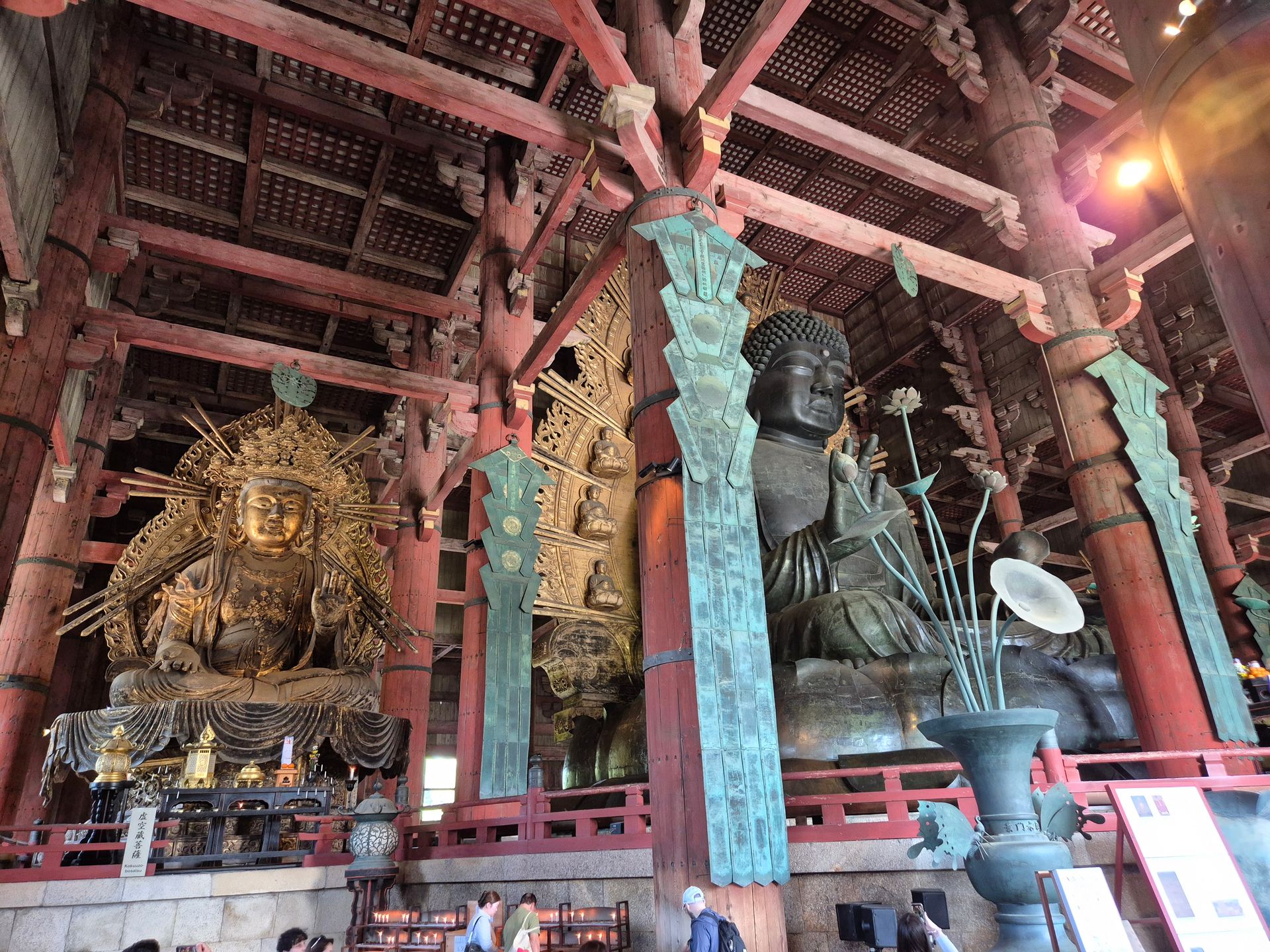 Riesiger Bronzebudda mit Begleitung