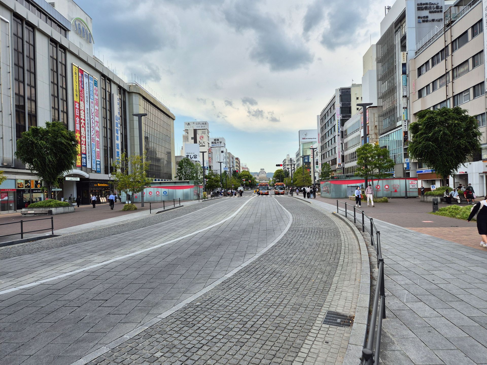 Am Bahnhofsplatz mit Blick auf die Burg