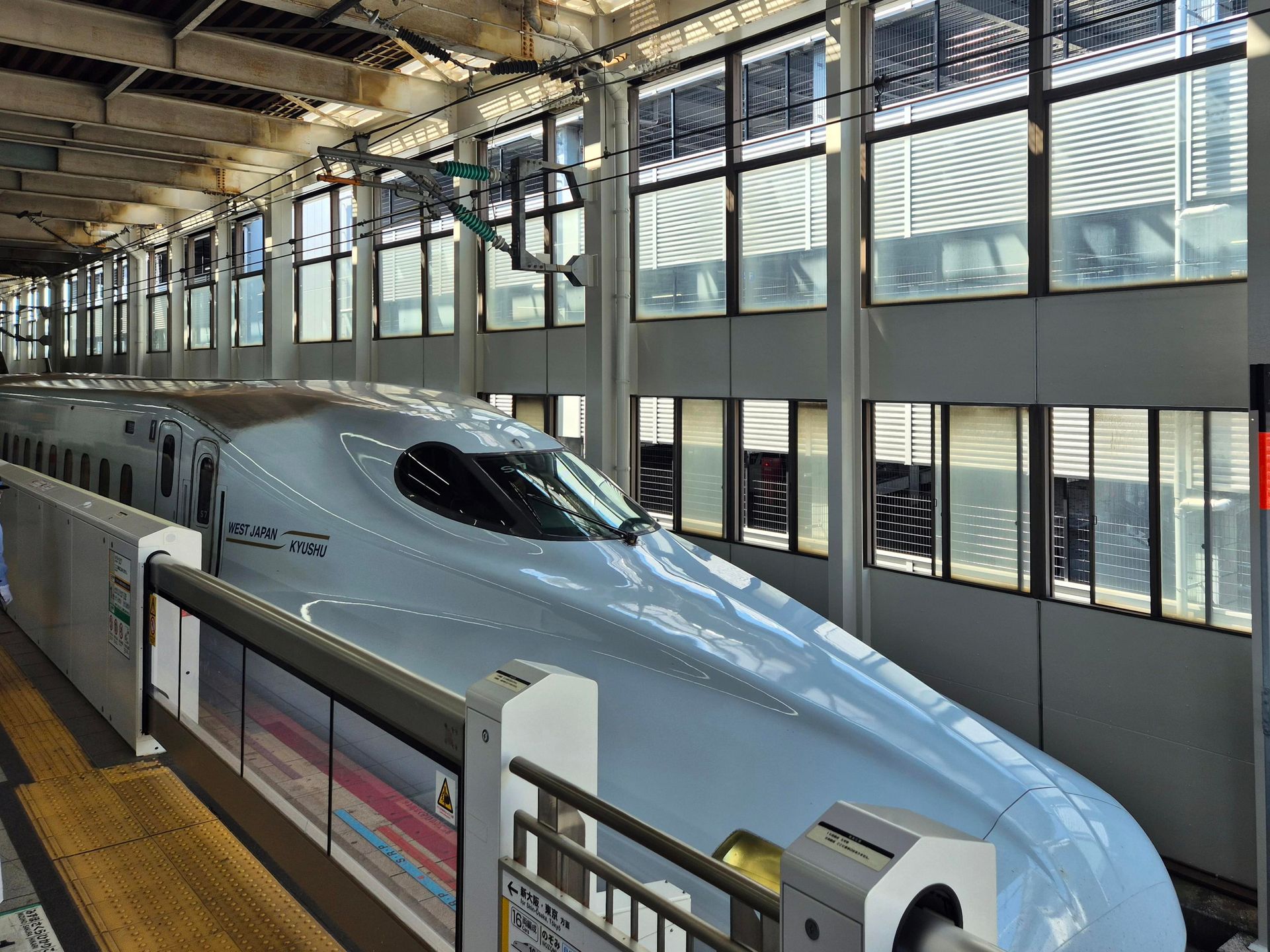 Shinkansen am Gleis