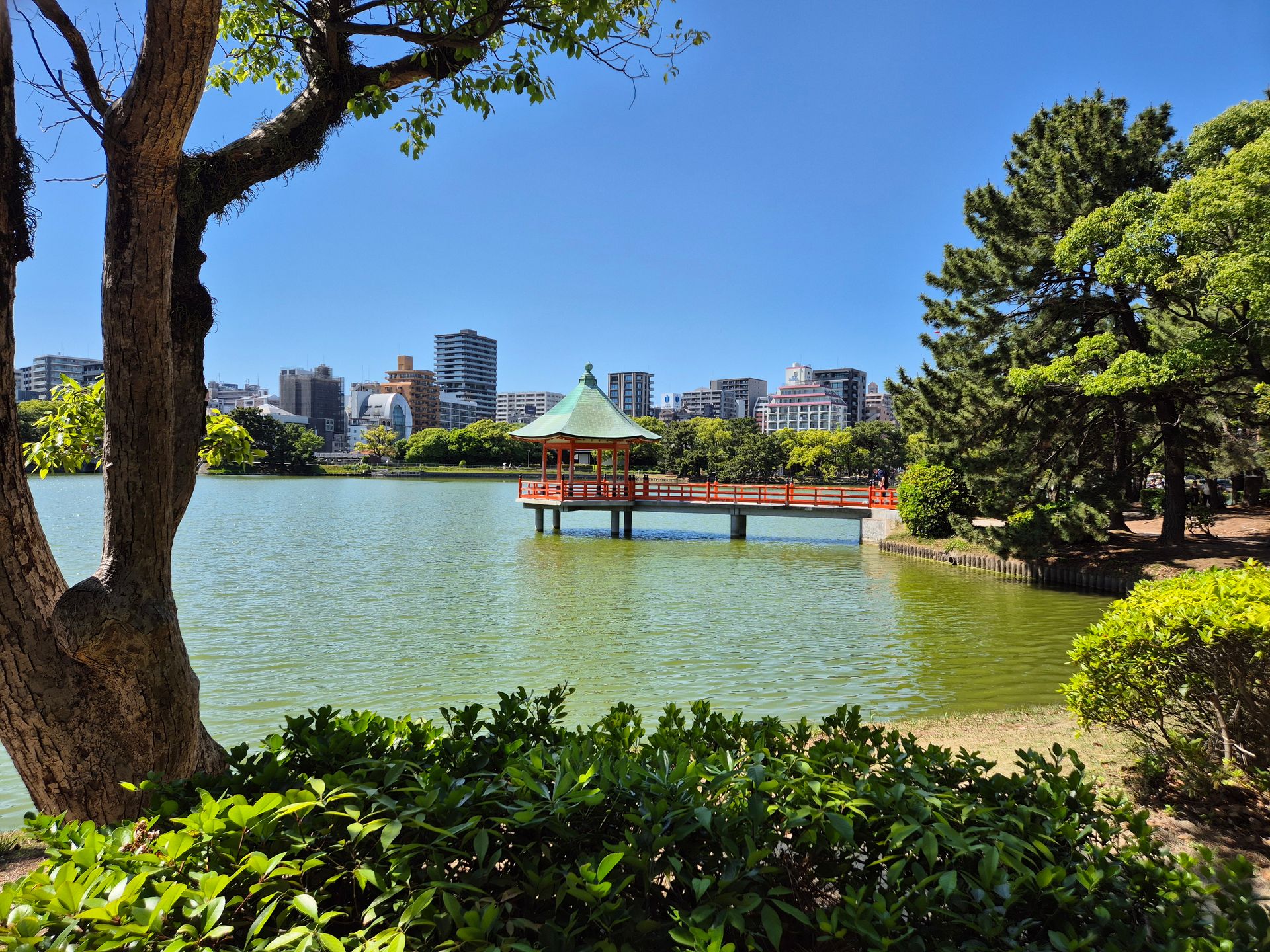 Roter Pavillon im See