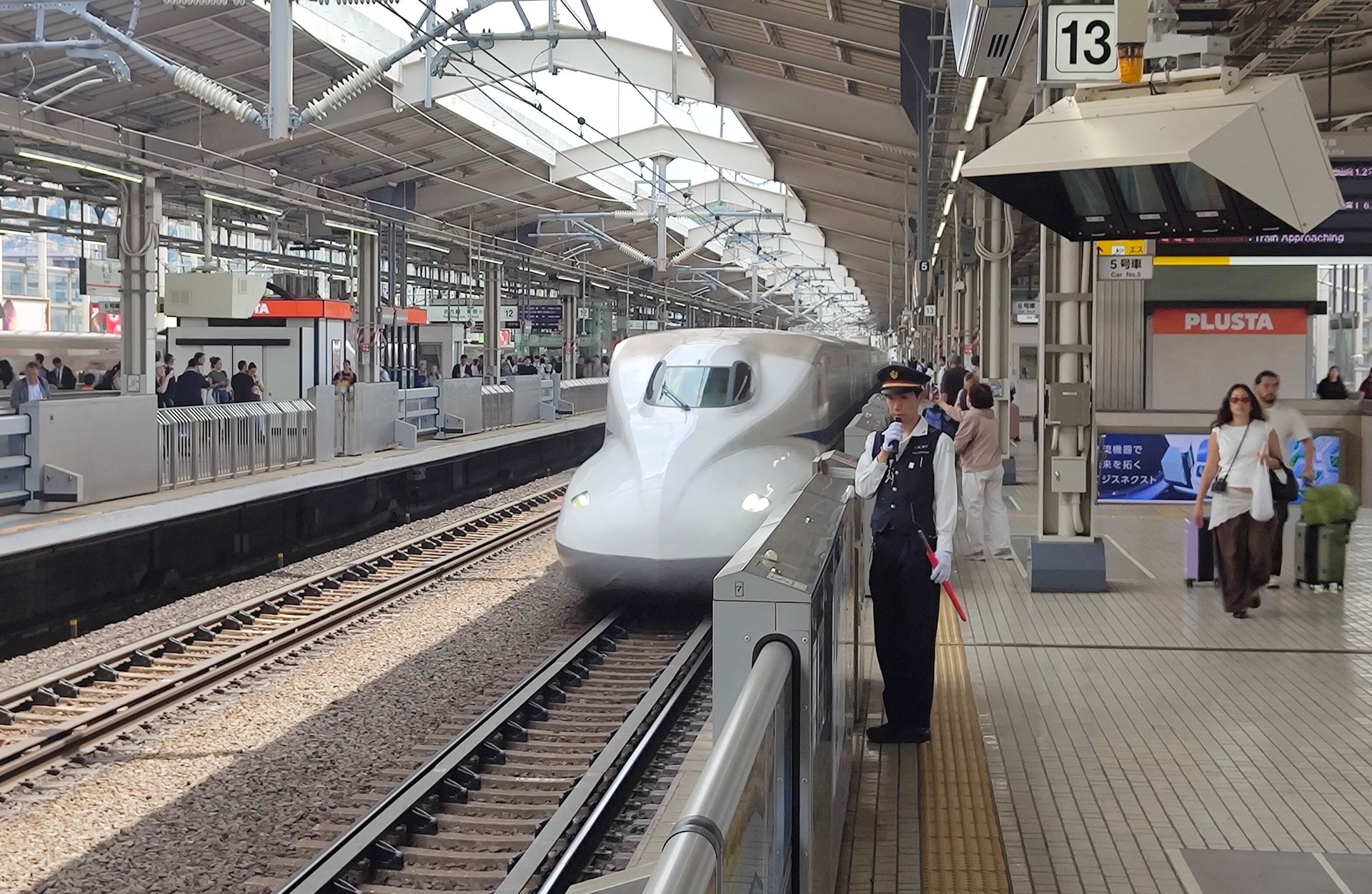 Shinkansen am Gleis in Kyoto