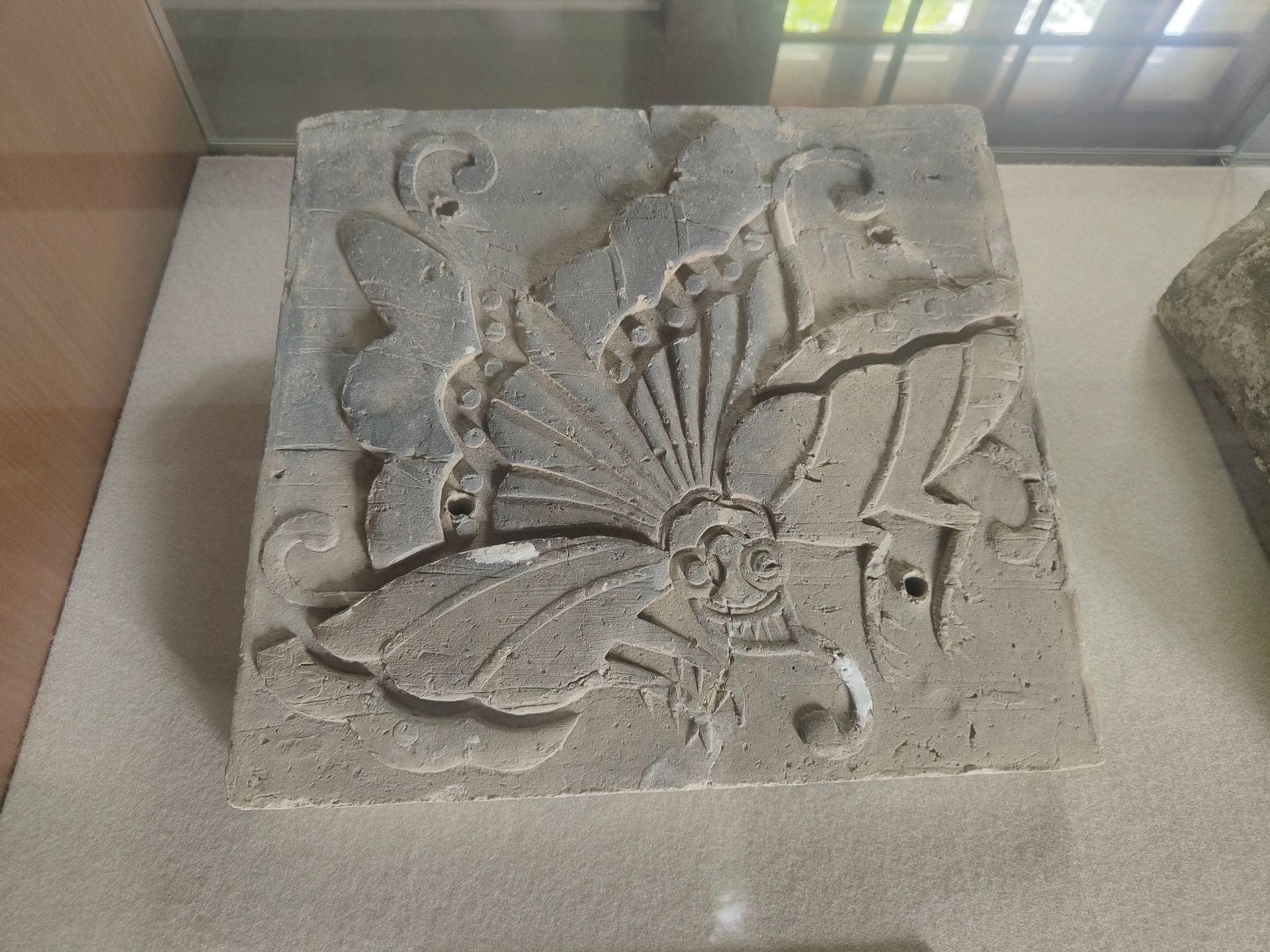 Verzierte Dachziegel als Ausstellungsstück