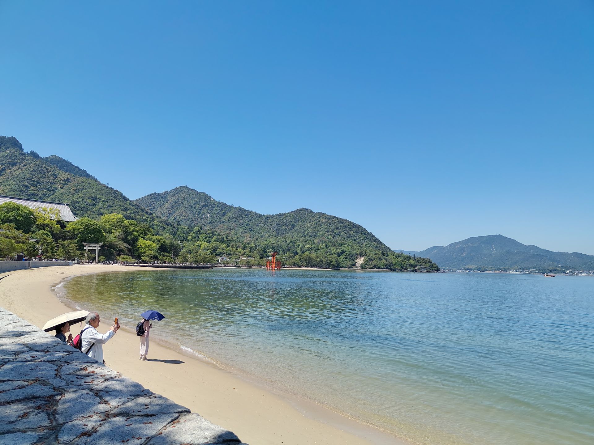 Promenade mit dem Torii in der Ferne