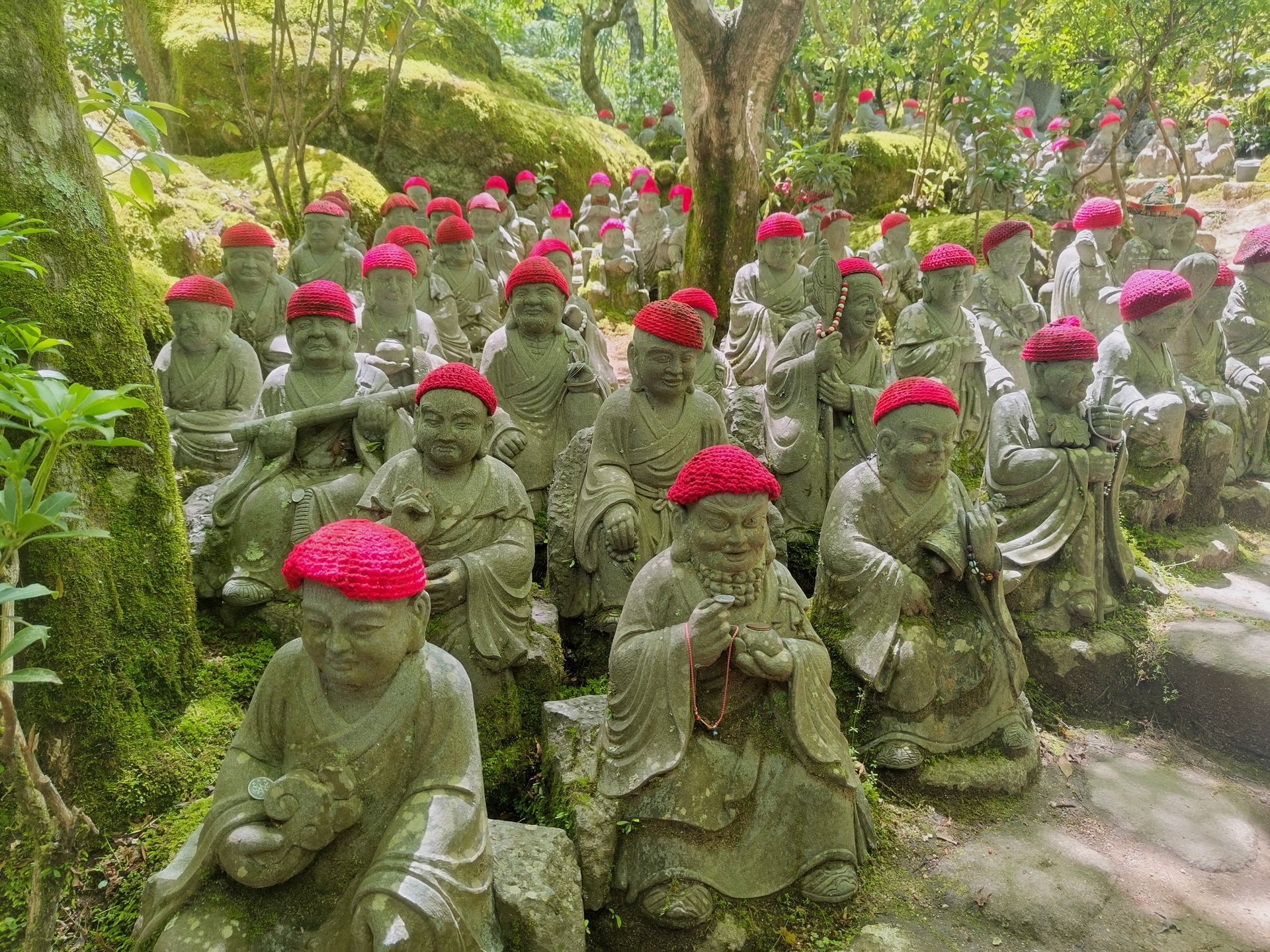 Reihen von Rakan-Statuen