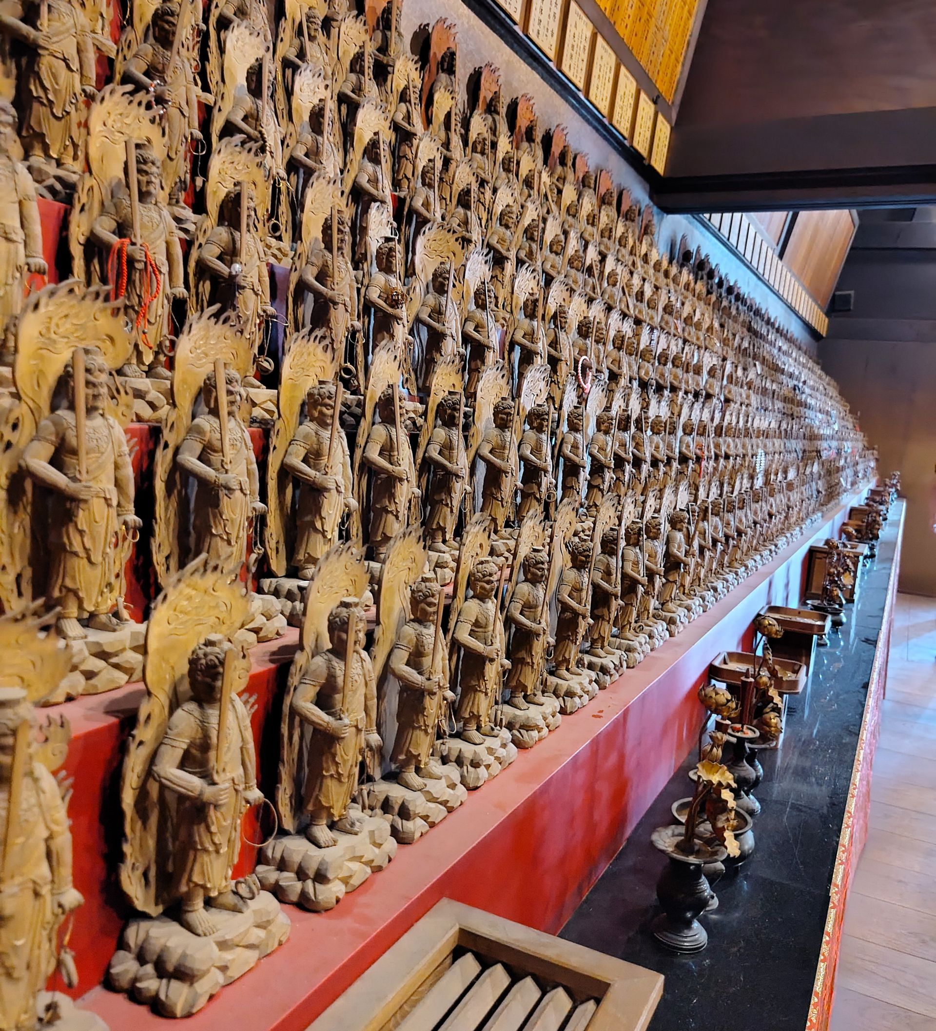 Wand voller goldener Buddhas
