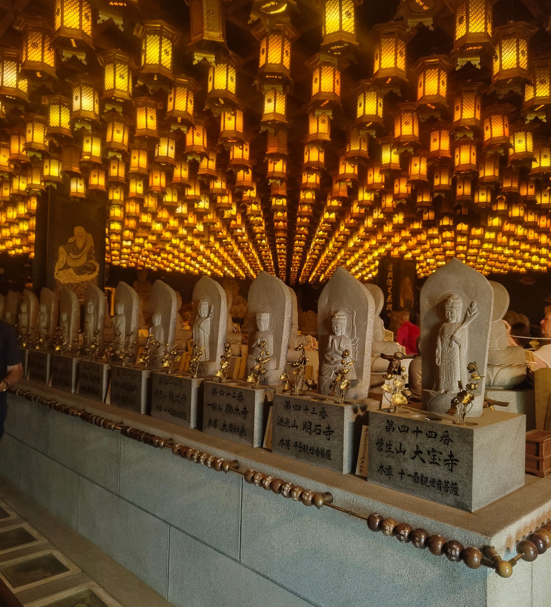 Lampion-Halle mit Statuen