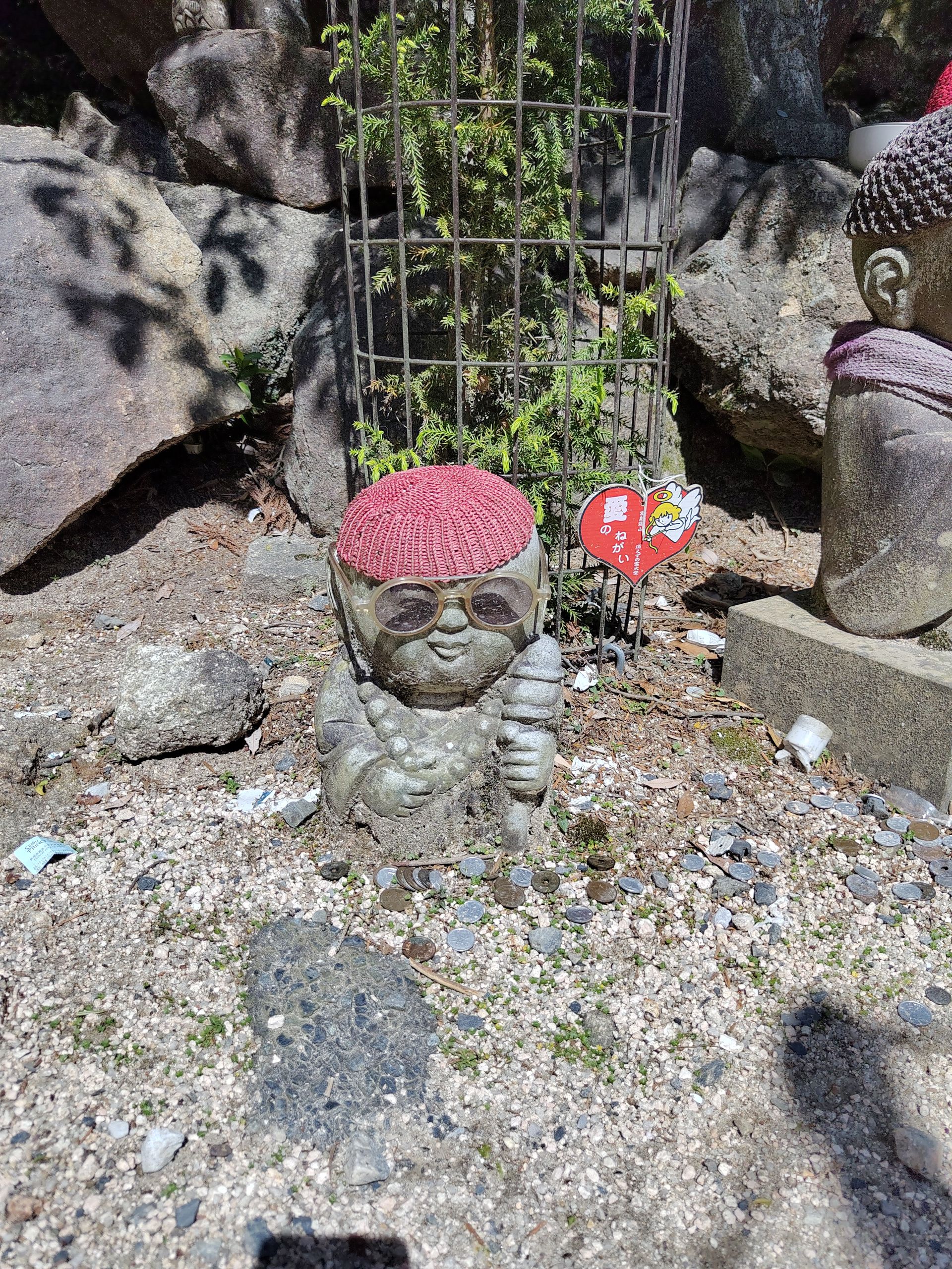 Jizō mit Strickmütze