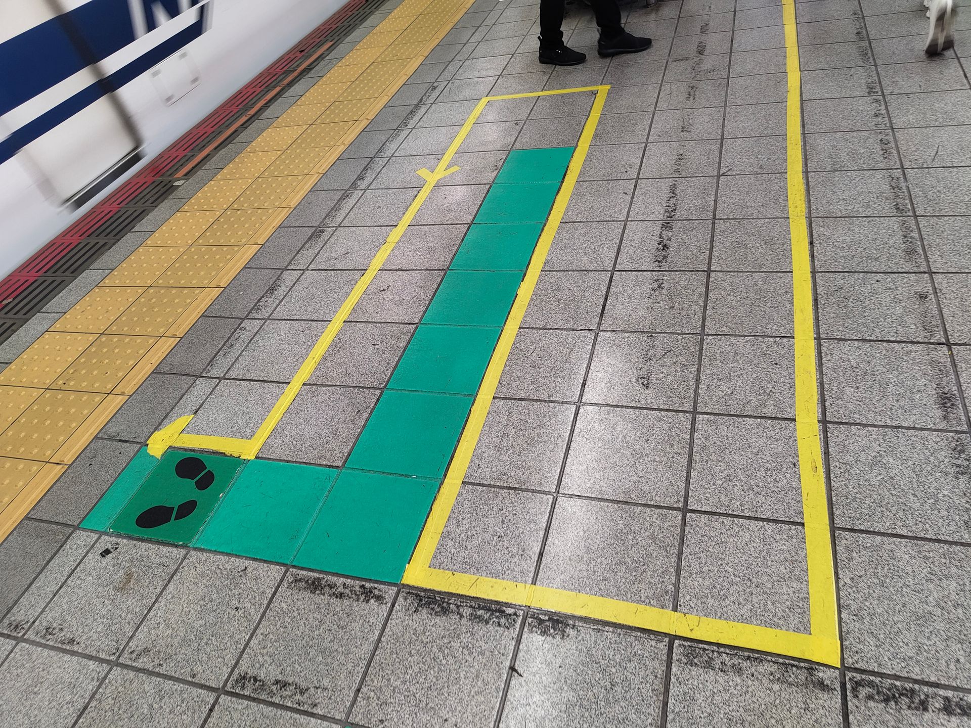 Wartepositionen auf dem Bahnsteig