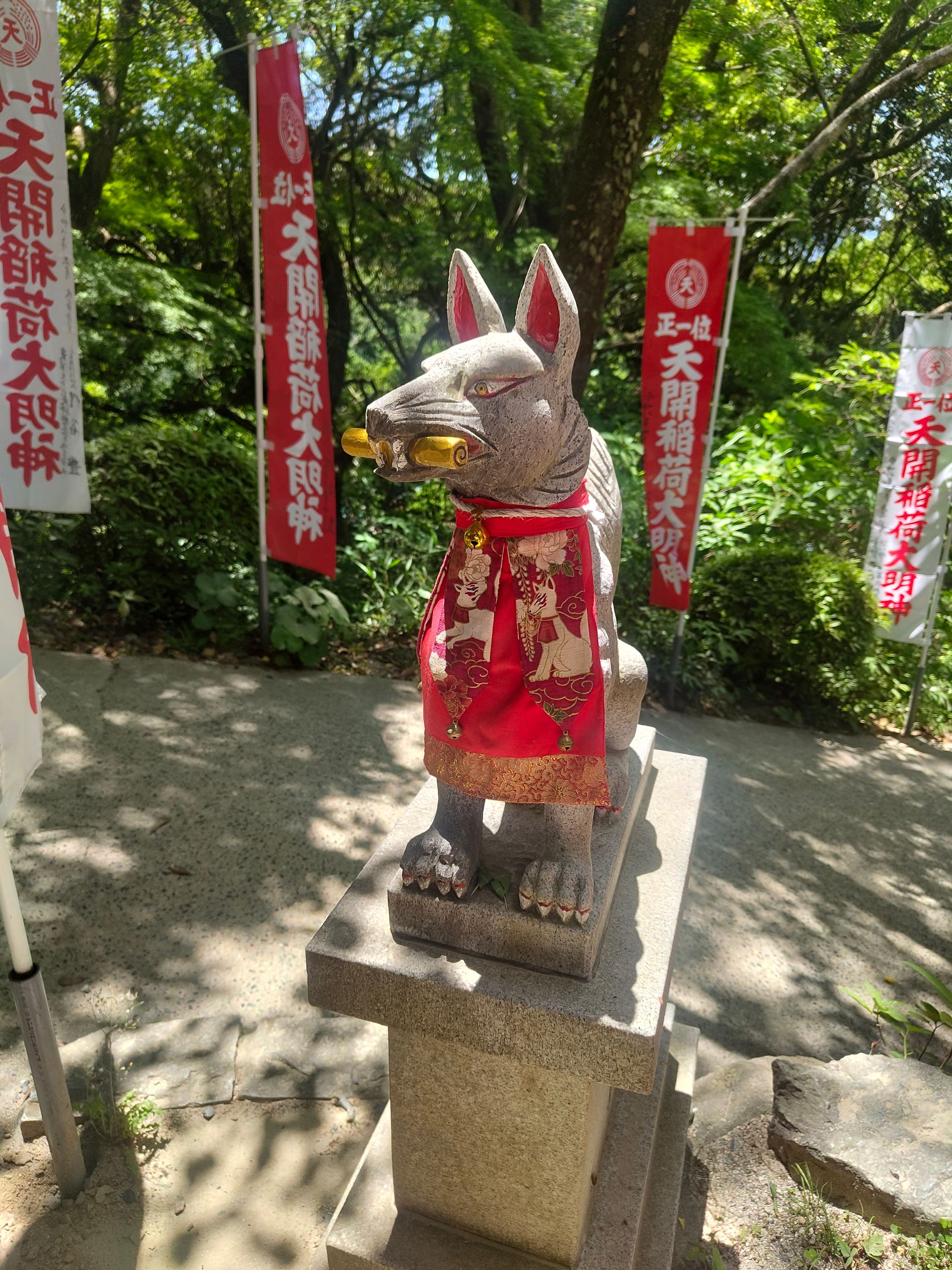Fuchs-Statue mit roter Schleife