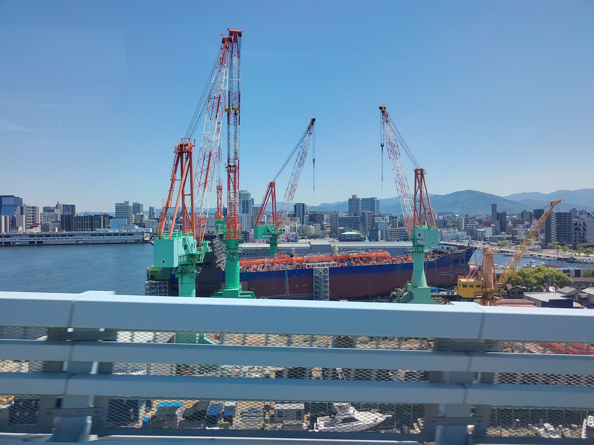 Blick auf eine Werft in Fukuoka