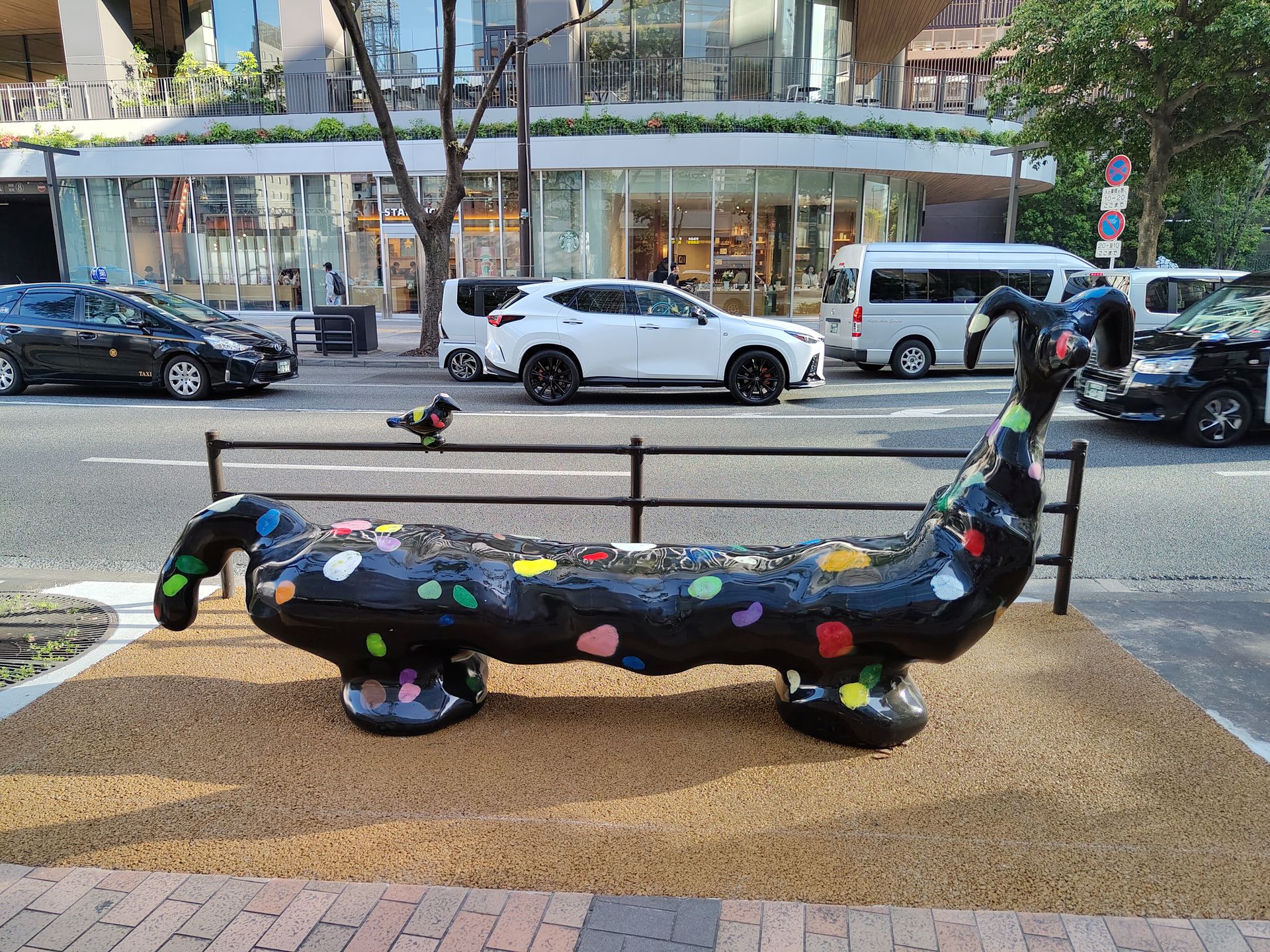 Bunte Hund-Bank am Straßenrand