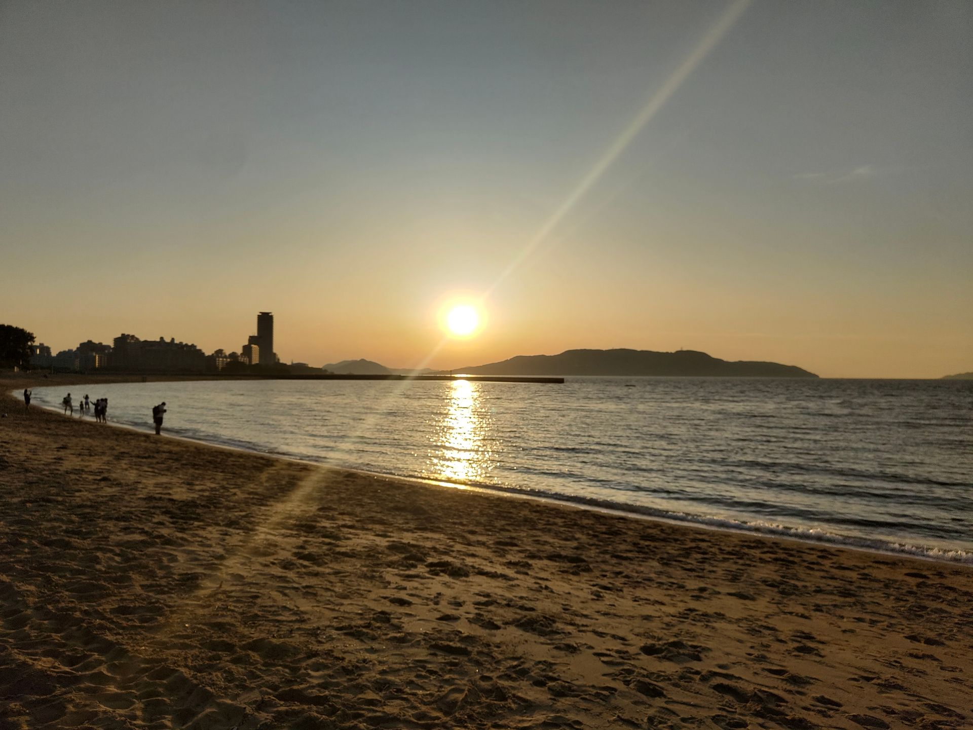 Sonnenuntergang am Momochi-Strand