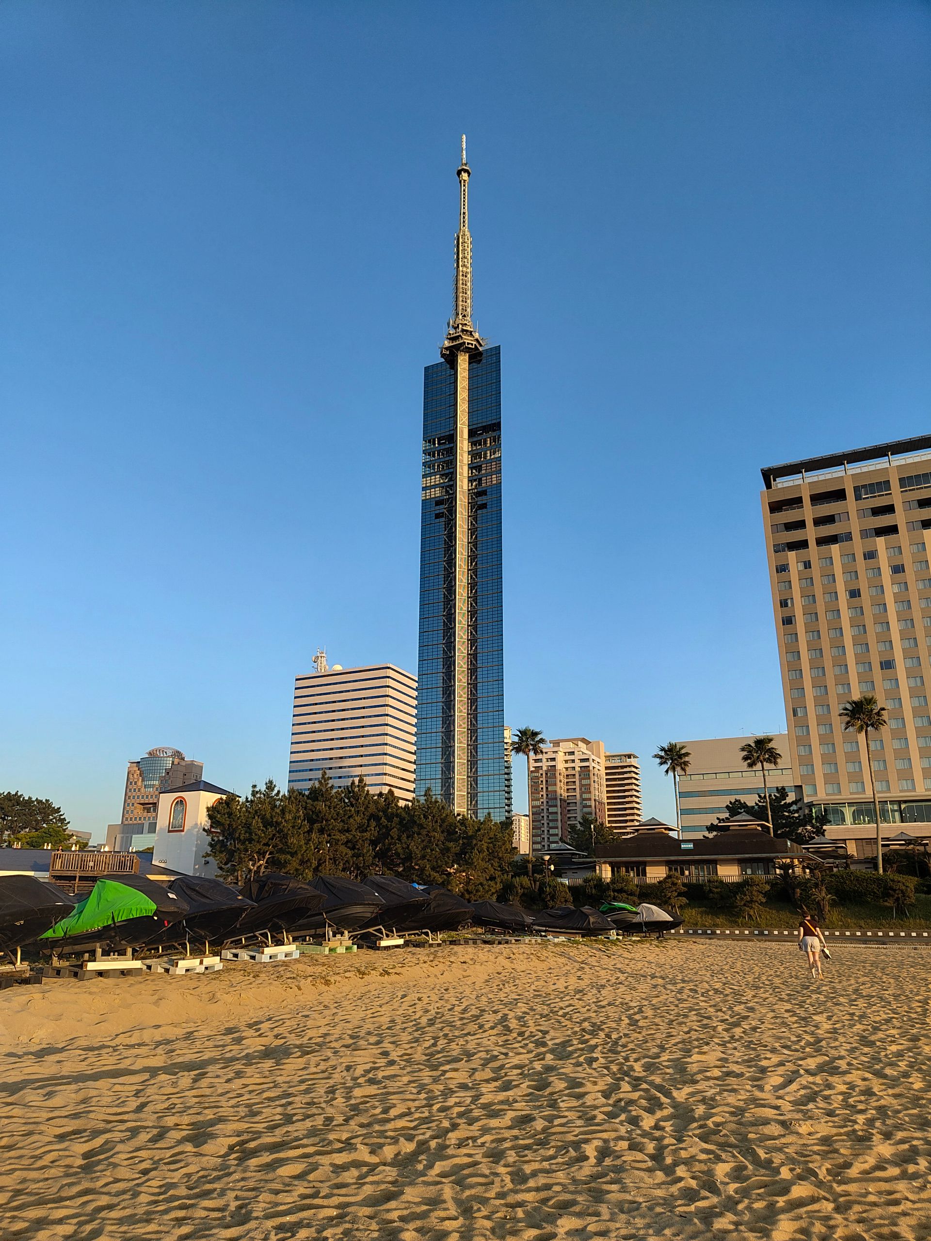 Der Fukuoka Tower vom Strand aus
